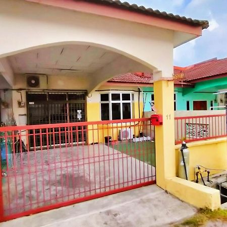 Homestay Melewar Parit Raja Εξωτερικό φωτογραφία